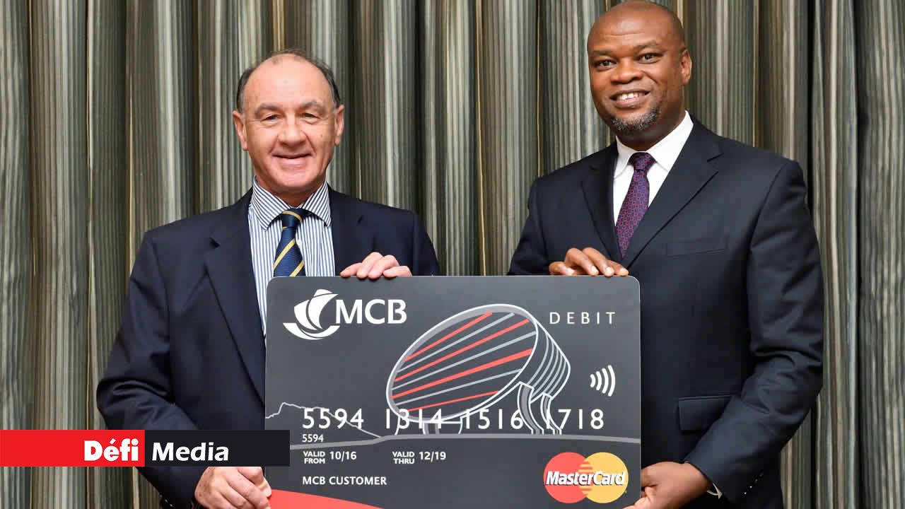 Antony Withers, Chief Executive de la MCB Limited  (à g.), et Daniel Monehin, Division President pour l’Afrique subsaharienne chez MasterCard.