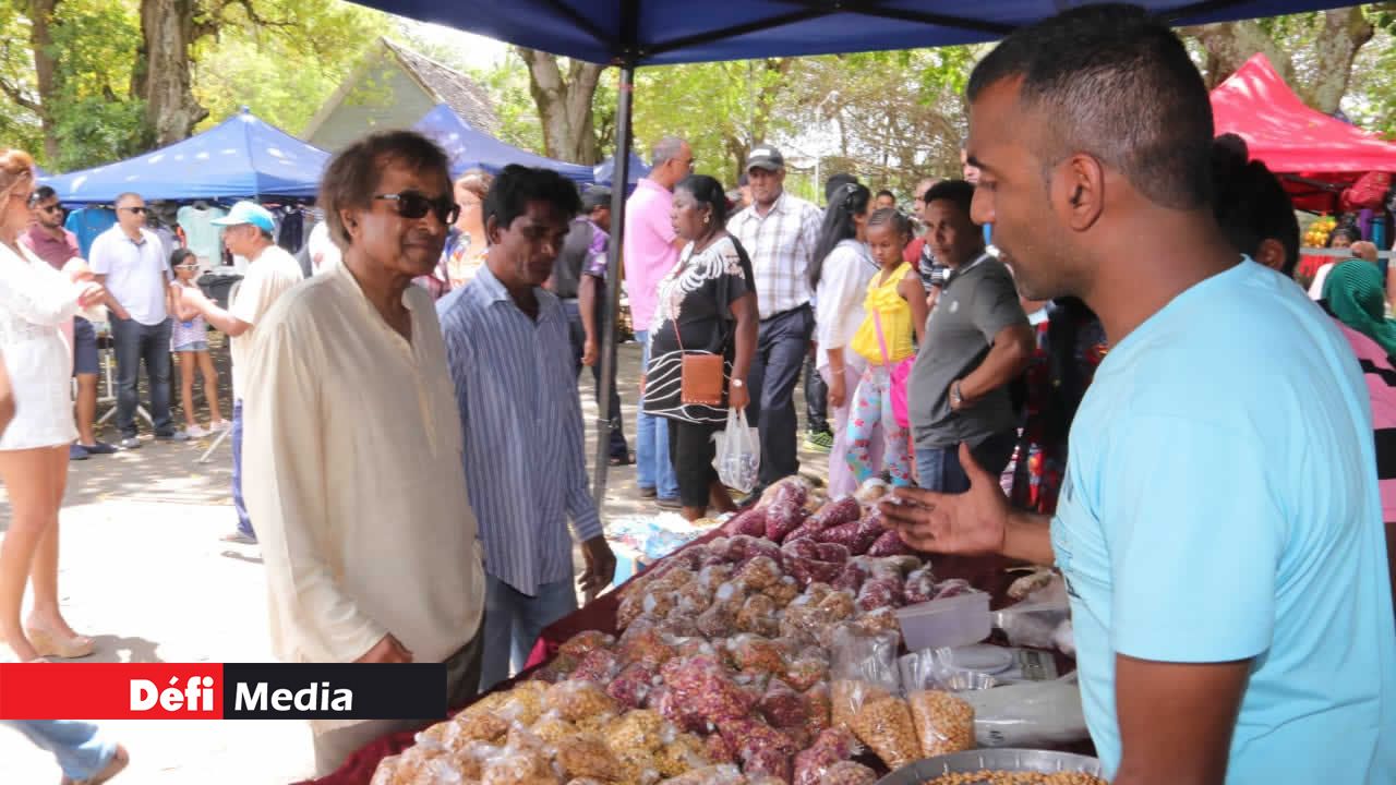 Le ministre Anil Gayan visitant les différents stands . Festival Internasyonal Kreol 2018