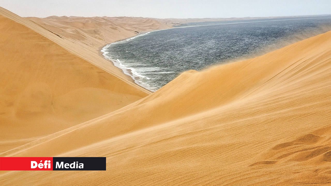Le Sandwich Harbour, là où le désert rencontre l’océan Atlantique.
