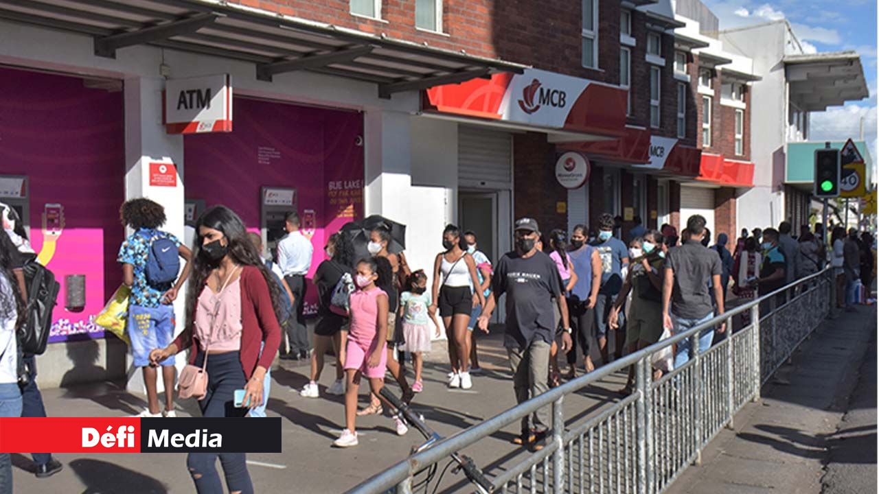 Même en fin d’après-midi, la rue principale de Rose-Hill était toujours très animée. Même en fin d’après-midi, la rue principale de Rose-Hill était toujours très animée.