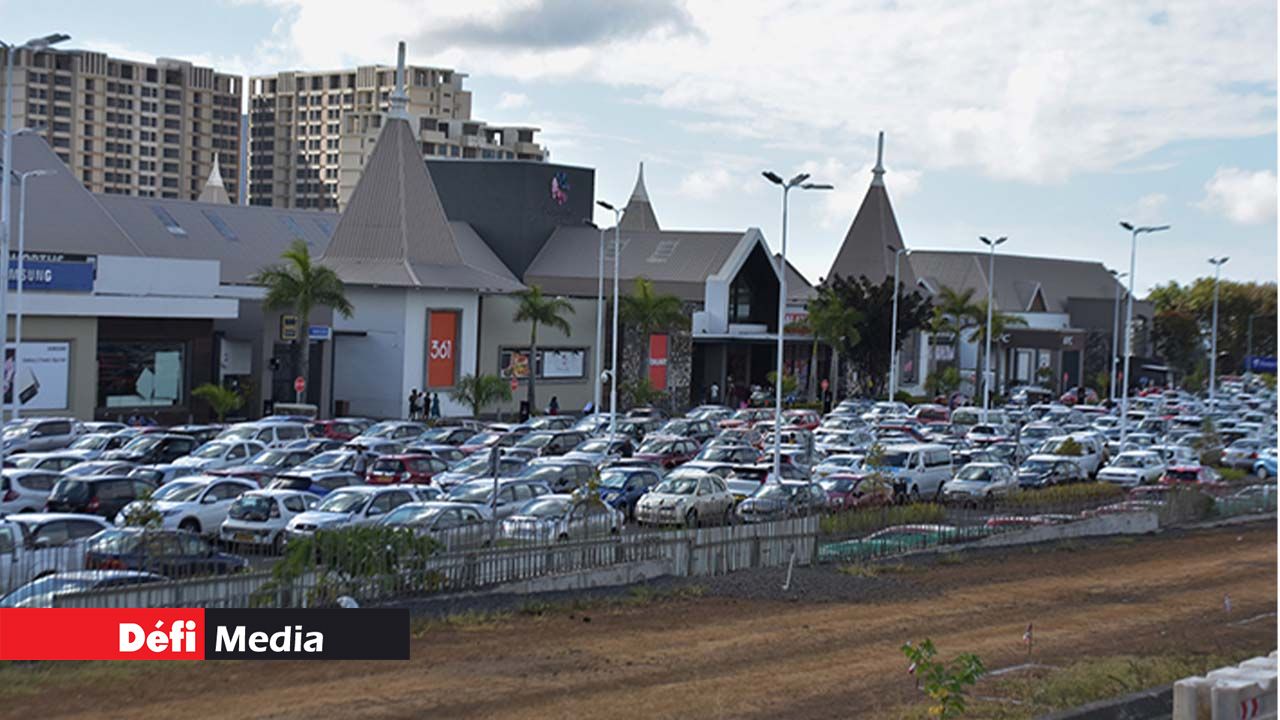 Casse-tête pour les automobilistes. Difficile de trouver une place sur l’aire de stationnement du Phoenix Mall. Casse-tête pour les automobilistes. Difficile de trouver une place sur l’aire de stationnement du Phoenix Mall.