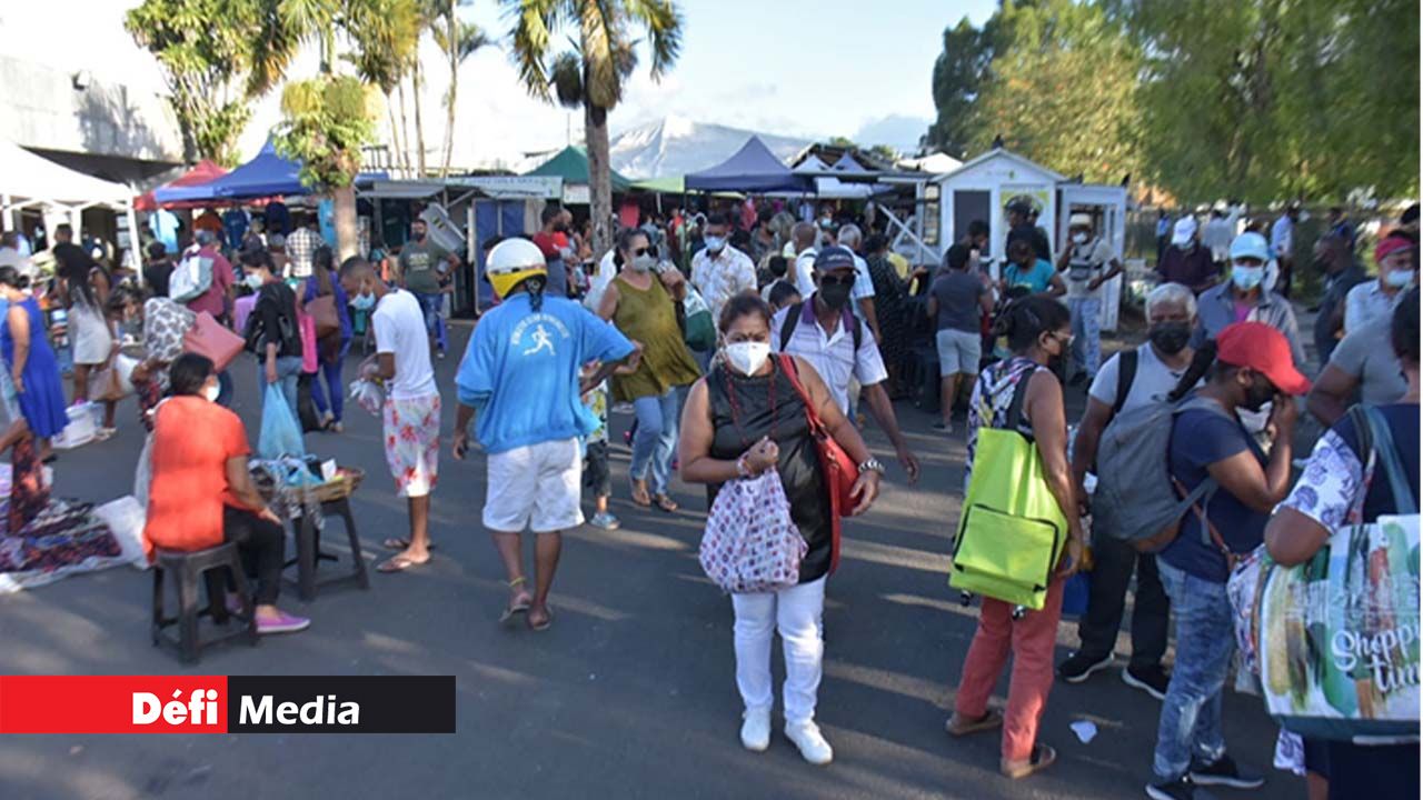 Aux abords de la gare de Jan Palach, Curepipe. La cohue se dessine dans cette rue où se sont installés des marchands ambulants. Aux abords de la gare de Jan Palach, Curepipe. La cohue se dessine dans cette rue où se sont installés des marchands ambulants.
