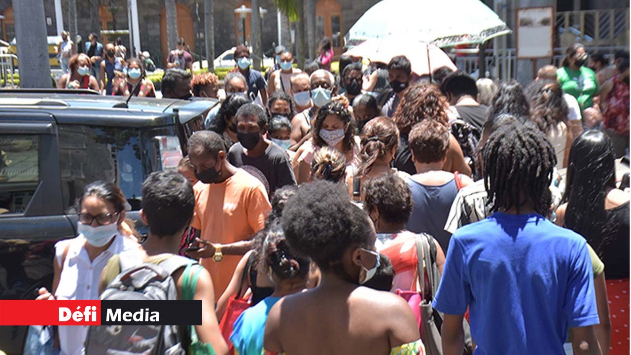 Foule à la place d’armes. Si le port du masque est respecté par la plupart des citoyens, pour la distanciation sociale, c’est une autre paire de manches. Foule à la place d’armes. Si le port du masque est respecté par la plupart des citoyens, pour la distanciation sociale, c’est une autre paire de manches.