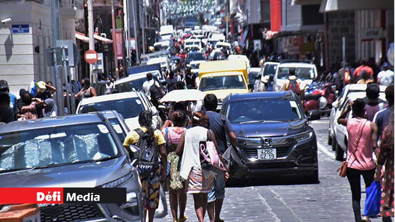 Affluence des beaux jours à la rue la Reine, Port-Louis. On en oublierait presque que la Covid-19 rôde. Affluence des beaux jours à la rue la Reine, Port-Louis. On en oublierait presque que la Covid-19 rôde.