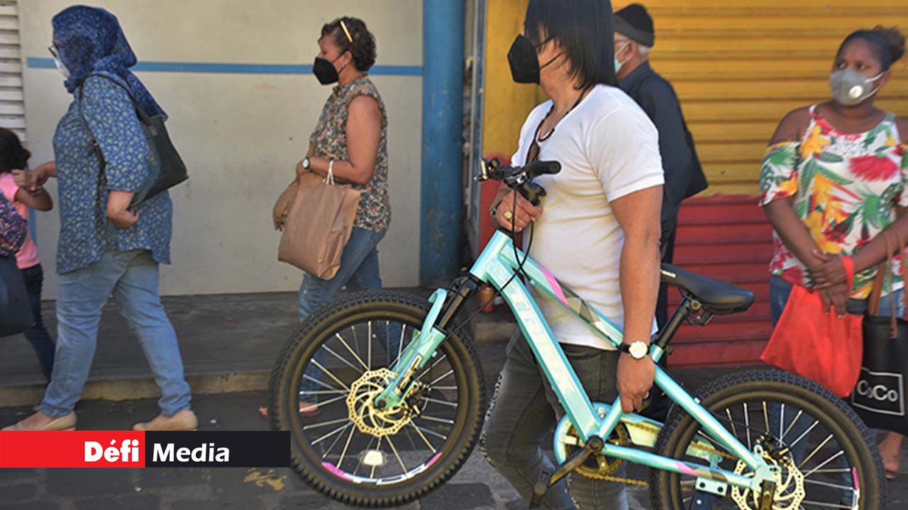 Satisfaits de leurs achats, les Mauriciens rentrent chez eux les bras chargés. Satisfaits de leurs achats, les Mauriciens rentrent chez eux les bras chargés.