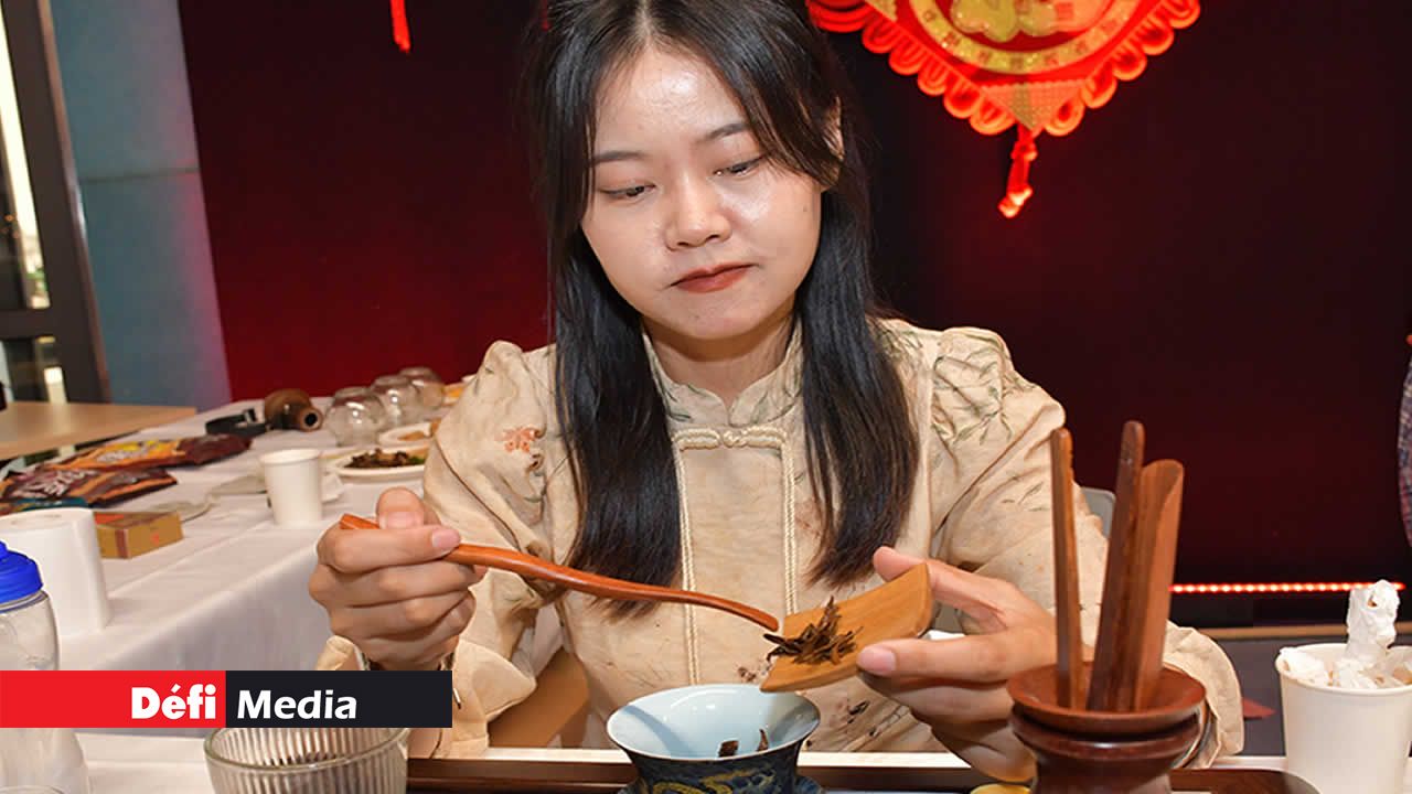 Démonstration de la cérémonie du thé avec le « gai wan » par Li Yiqing.