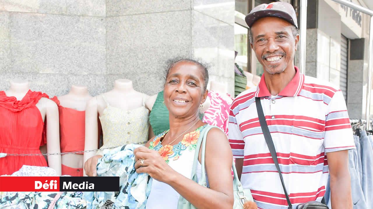 Venus de Rodrigues, Clency et son épouse font leurs achats de Noël et de fin d’année avant de reprendre l’avion pour célébrer les fêtes en famille sur leur île natale.