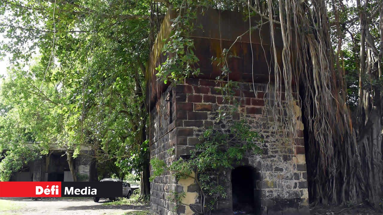 Les vestiges d’une gare de trains et d’une salle des machines, à Mahébourg. Patrimoine