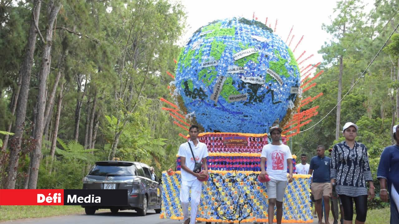 Le monde : pour signifier l’étendue mondiale de ces célébrations. Pèlerinage de Maha Shivaratree