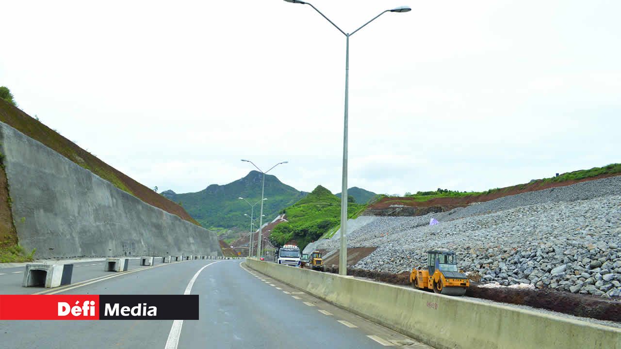 Photo prise durant la construction de la route Verdun-Valton, où se trouvaient autrefois des terres agricoles.
