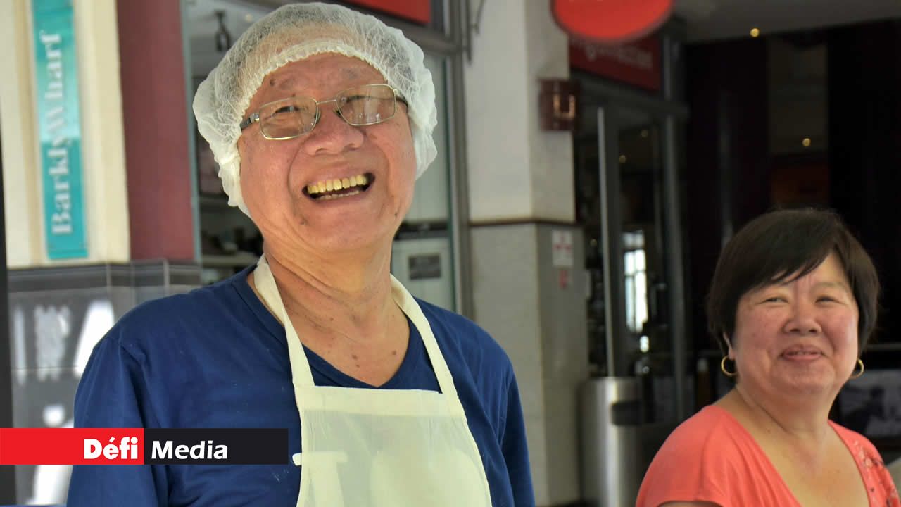 Sydney Yan accueille les gens avec un sourire radieux. brioche