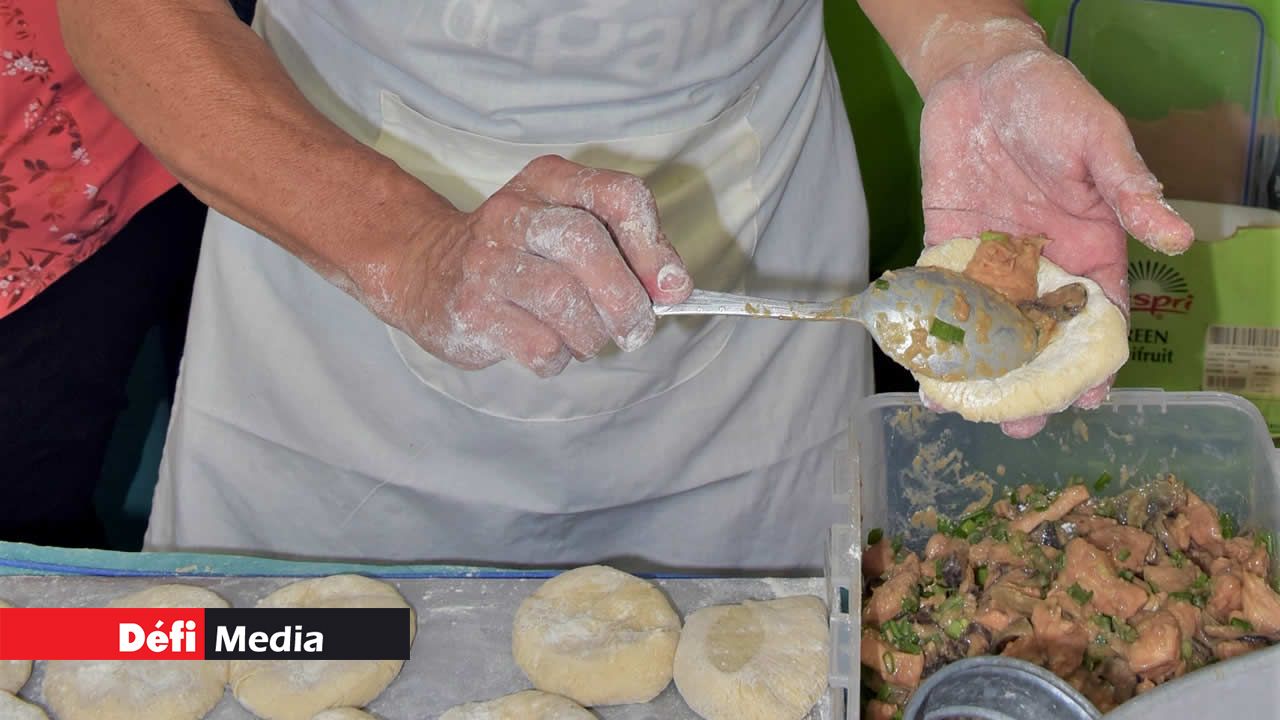 Du poulet, des oeux roti et des champignons sont incorporés à la pâte. brioche