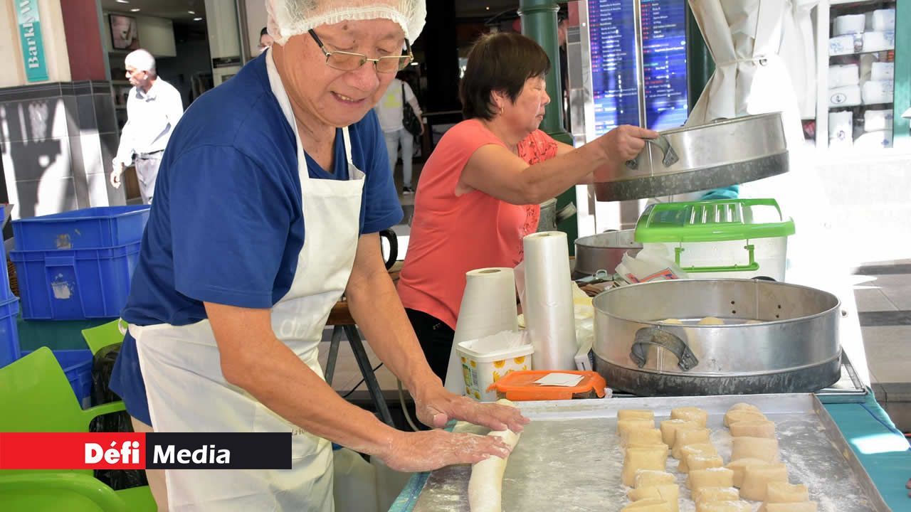 La pâte est travaillée, puis elle est coupée en rondelles. brioche