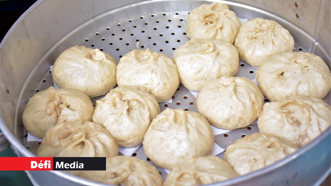 Le pao est placé dans un recipient pour la cuisson. brioche