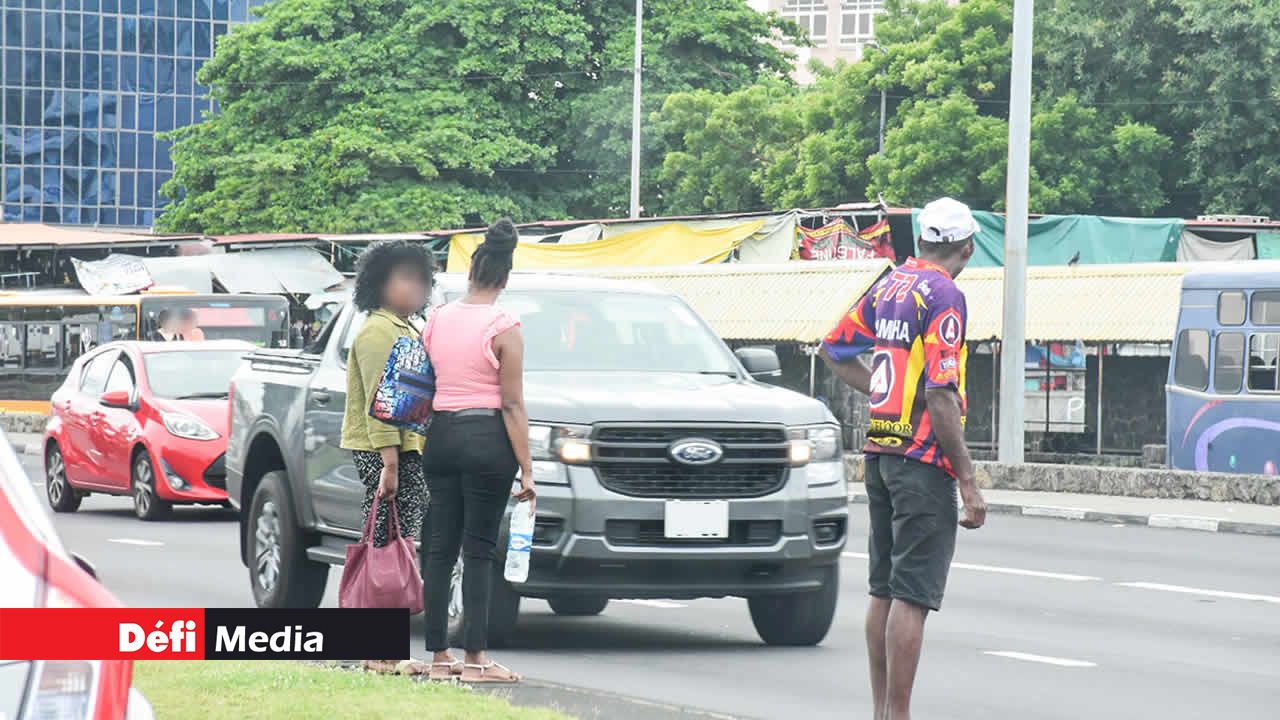 Des personnes ne se gênent pas pour traverser en dehors des passages cloutés sur l’autoroute.