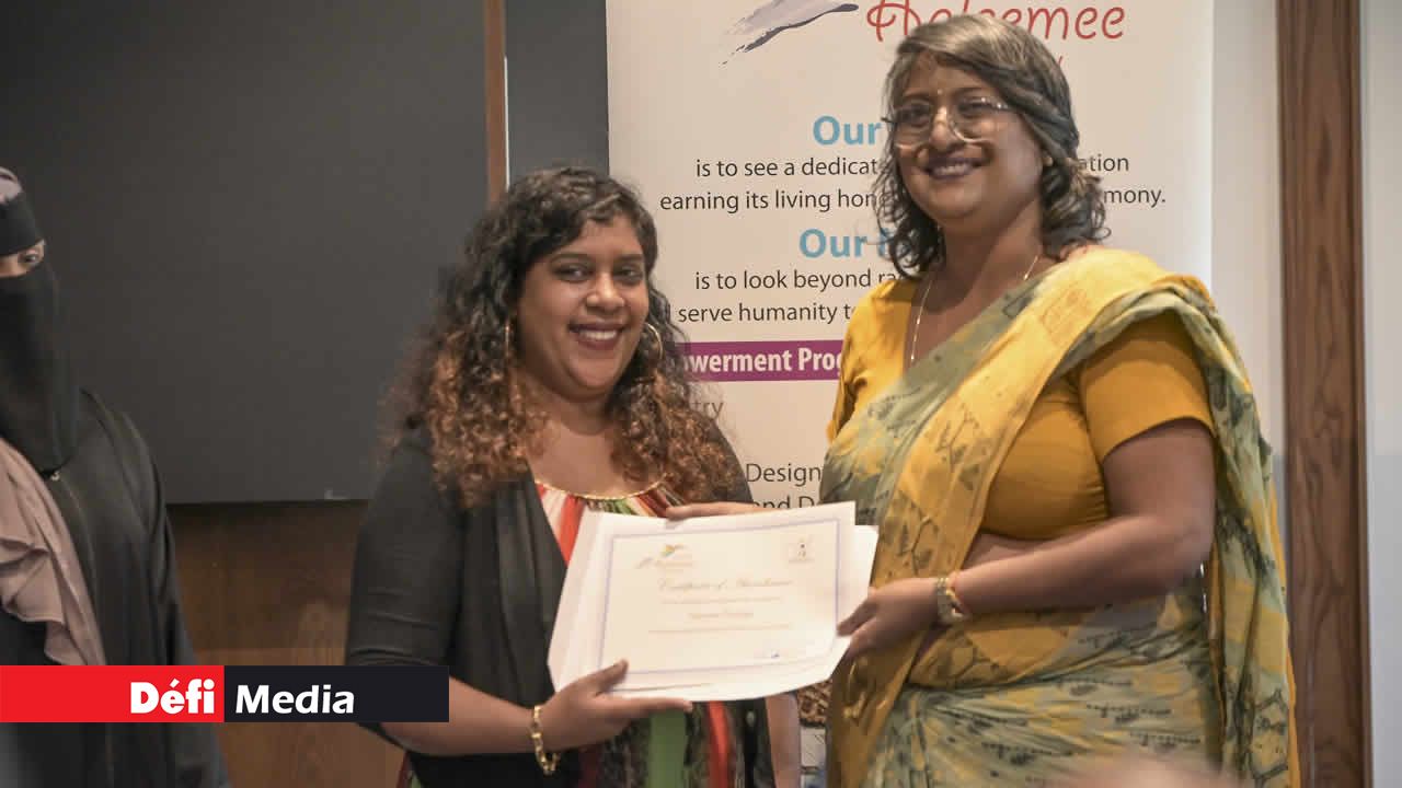 Sharone Pauline félicitée par la ministre Naveena Ramyead.