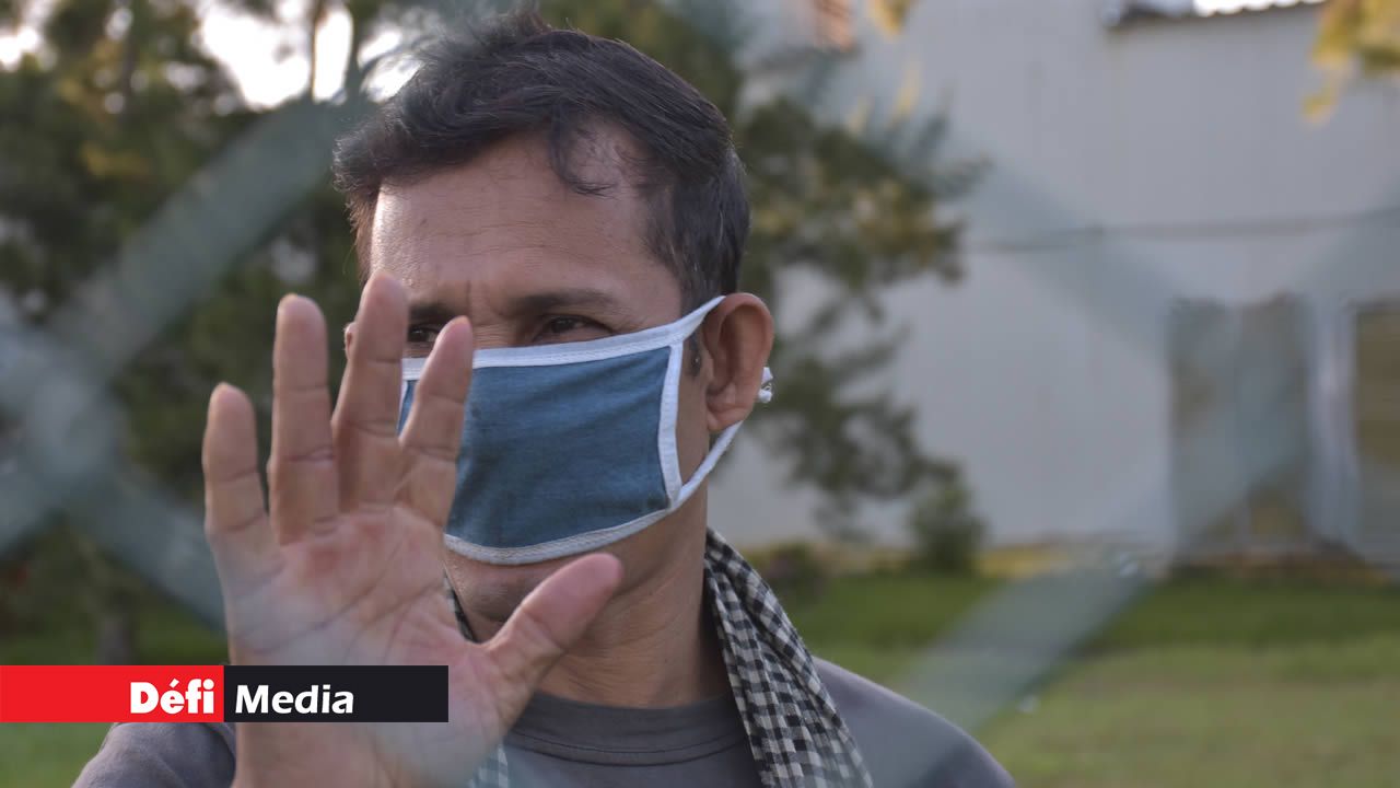 Certains employés portent des masques,  d’autres pas, pour diverses raisons.