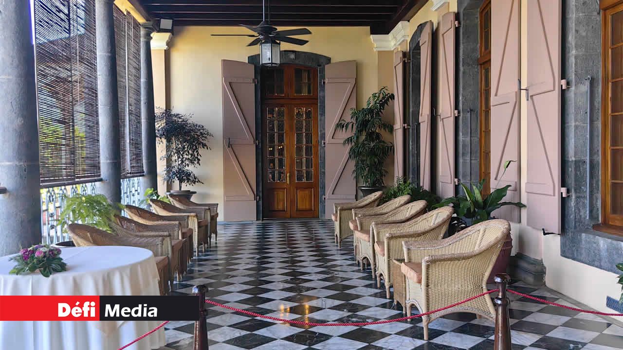 Vue sur la varangue menant au Salon Bleu, où chefs d’État, ministres, ambassadeurs et grandes figures politiques sont reçus par le président de la République.