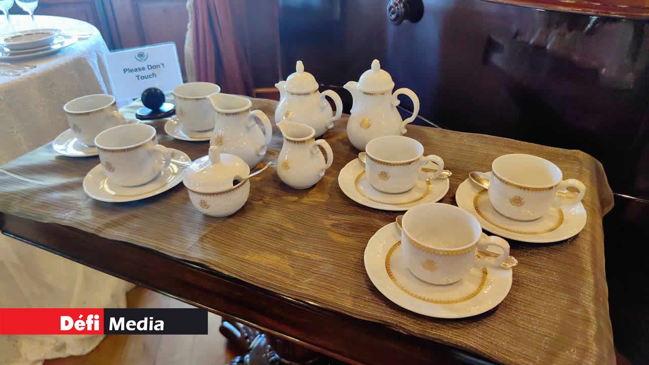 De la vaisselle officielle datant de 1992, ornée des armoiries de la République de Maurice, illustre la transition vers un nouveau chapitre de l’histoire anationale.