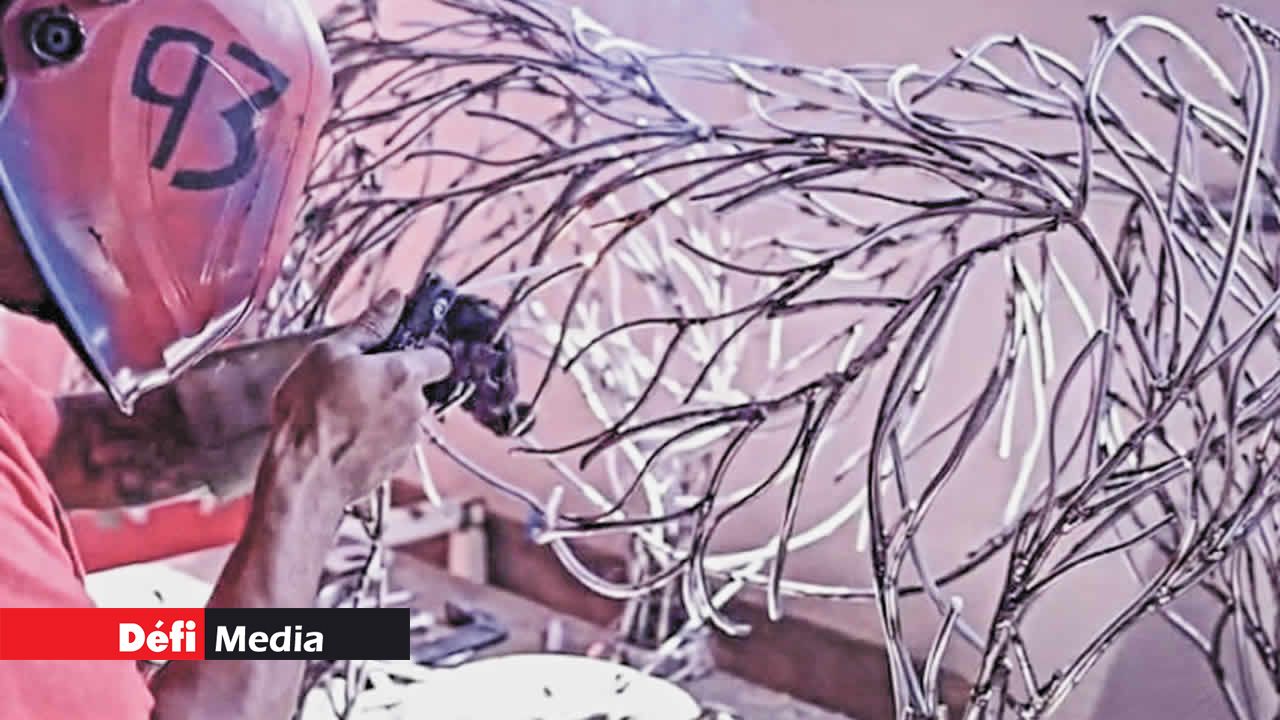 Denis Antoine créant son œuvre « Rhinoceros » dans son atelier.