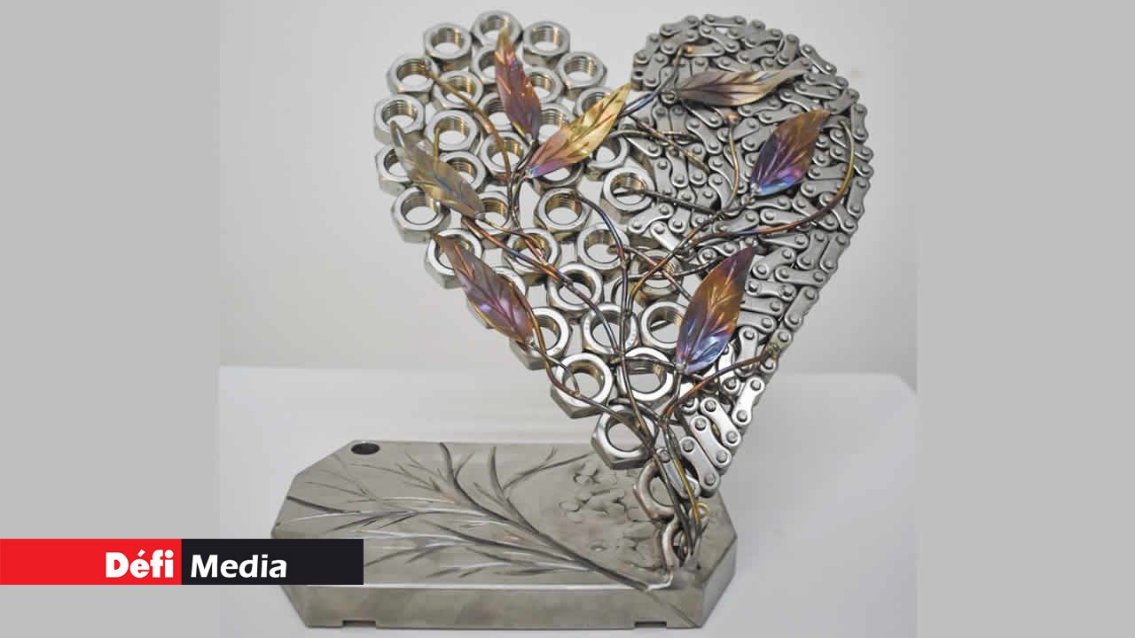 Ses cœurs métalliques intitulés « Mo lar apez mo febles » et « Vivre ou Renfermer ».