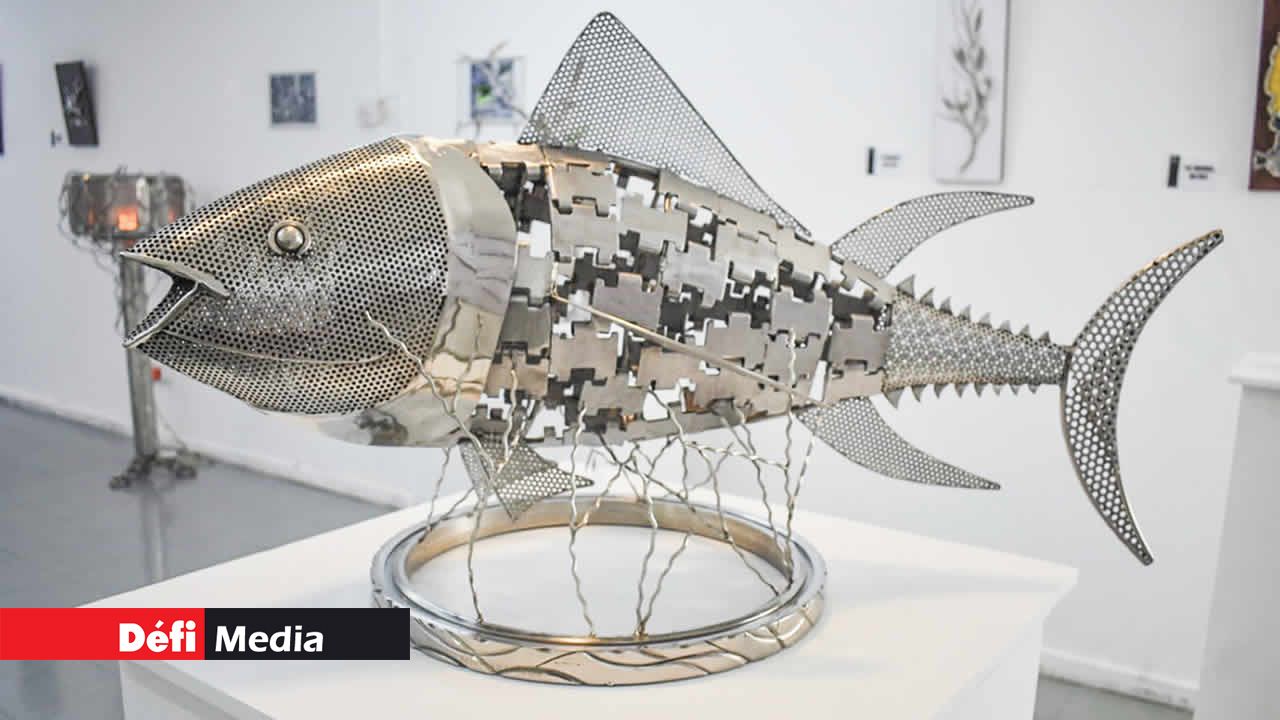 Sculpture métallique d’un poisson avec des pièces de puzzle soudées.