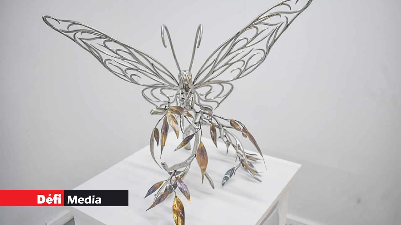 Sa sculpture d’un papillon exécutée avec minutie.