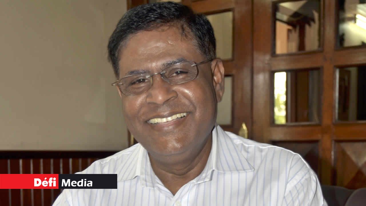 Sunjiv Soyjaudah est un passionné de sciences.