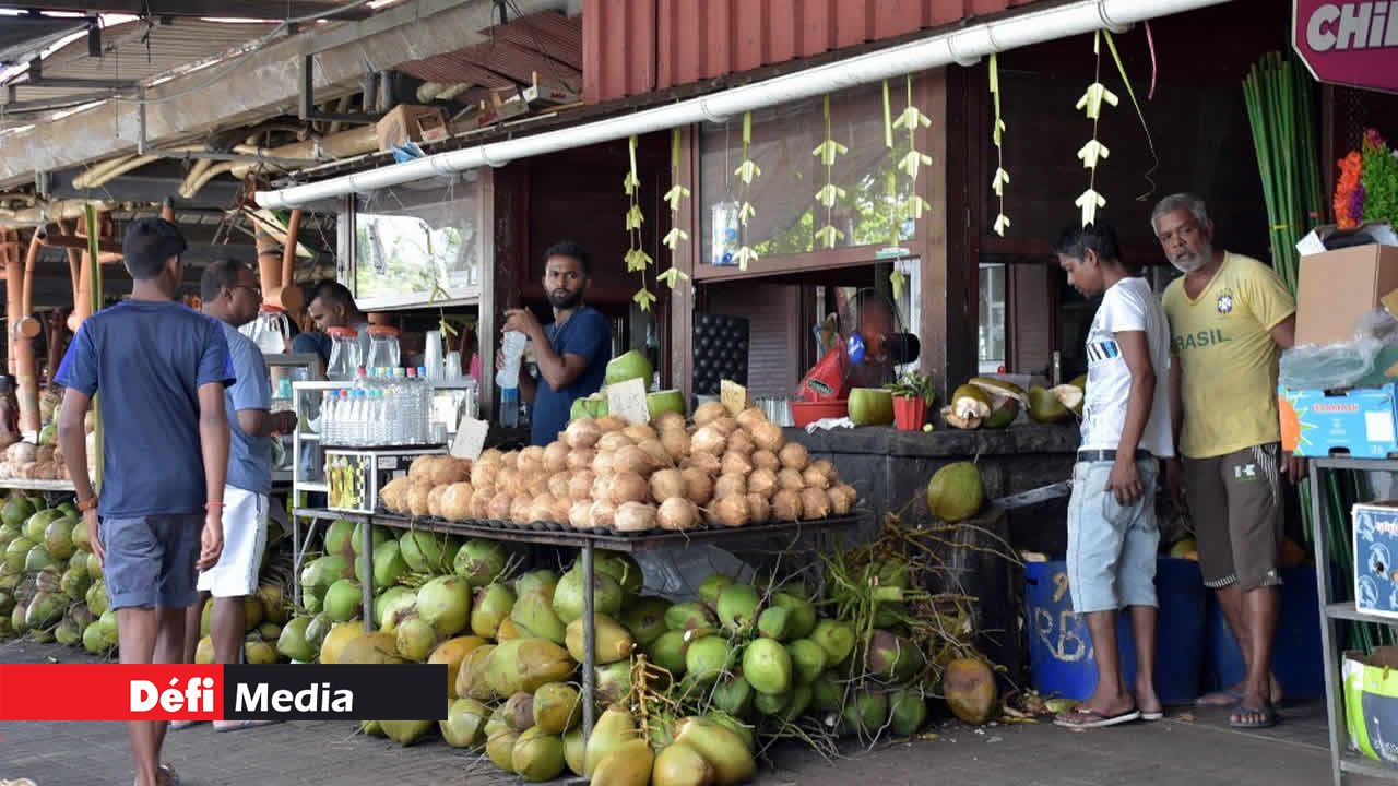 Le marchand de coco au marché de Flacq Vente à l’encan à Flacq