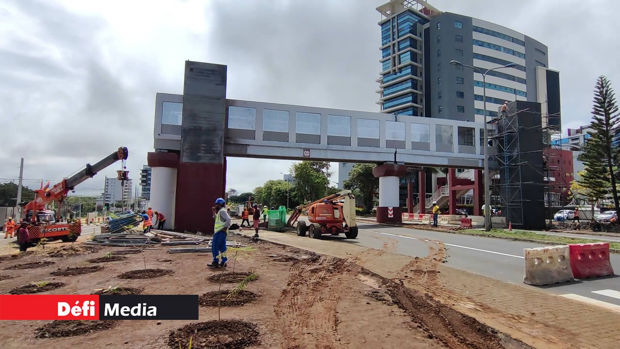 La passerelle reliant la station à la Cybercité d’Ébène.