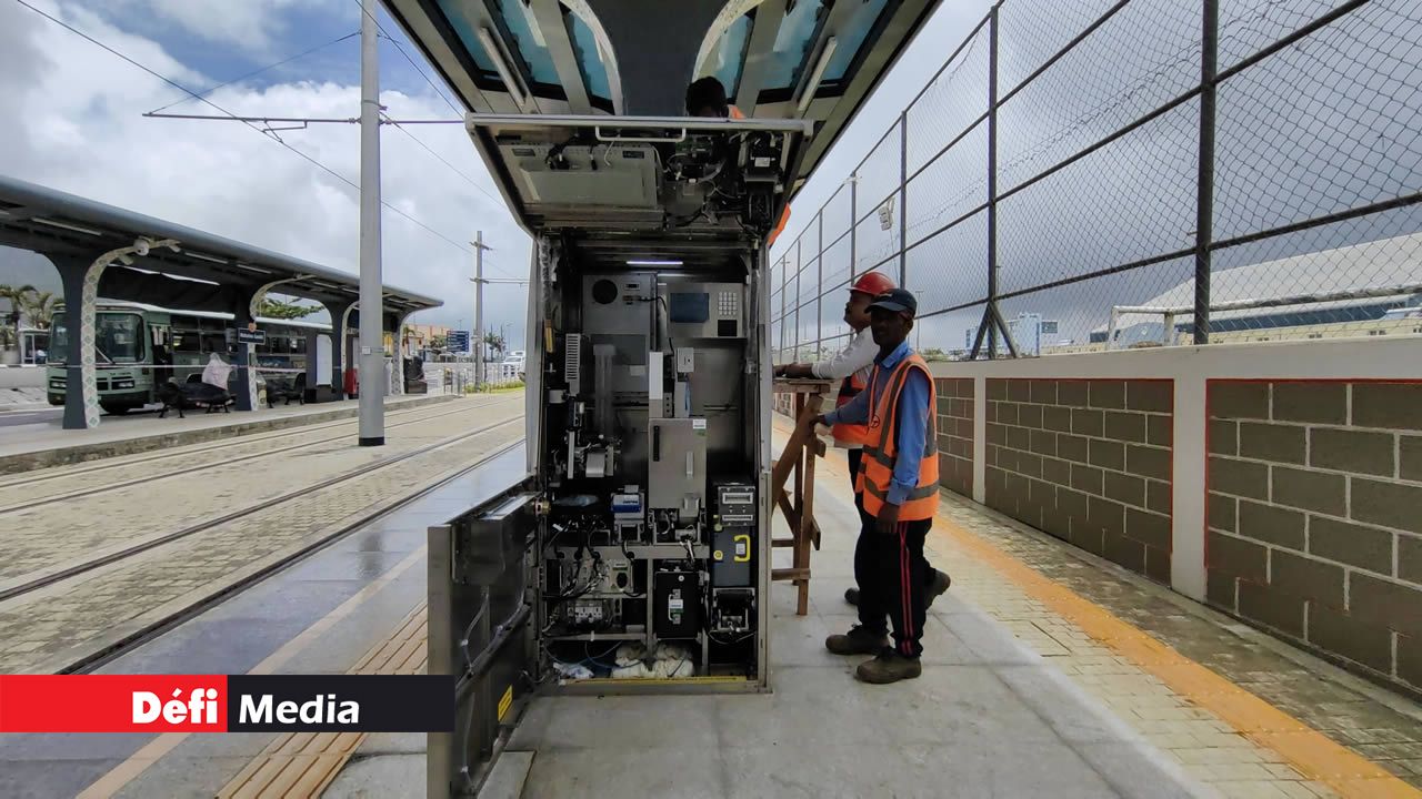 La touche finale à la station combinée rail-route à Réduit.