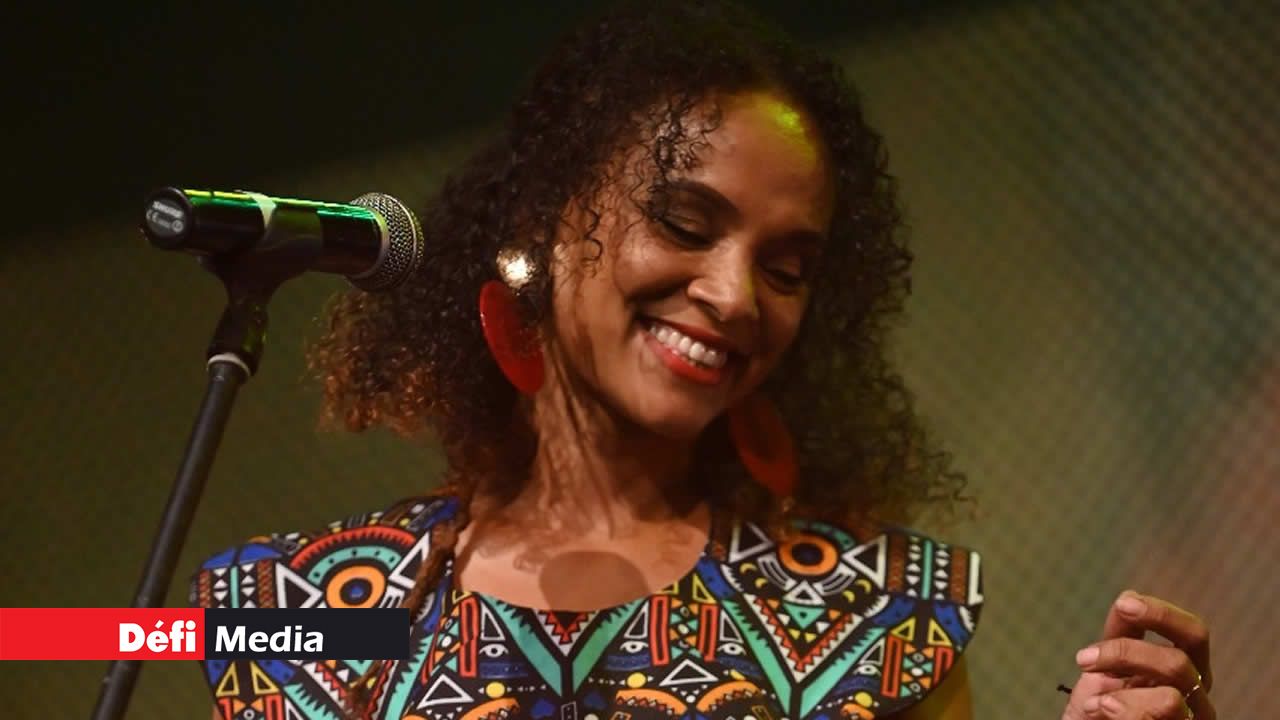 Cindia Ameerally a accompagné Ras Natty Baby sur scène.