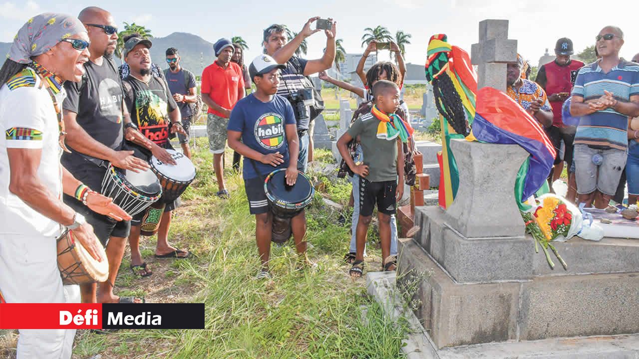 Les percussions du Nayabinghi, un chant sacré des Rastas, ont résonné autour de la tombe du chanteur.