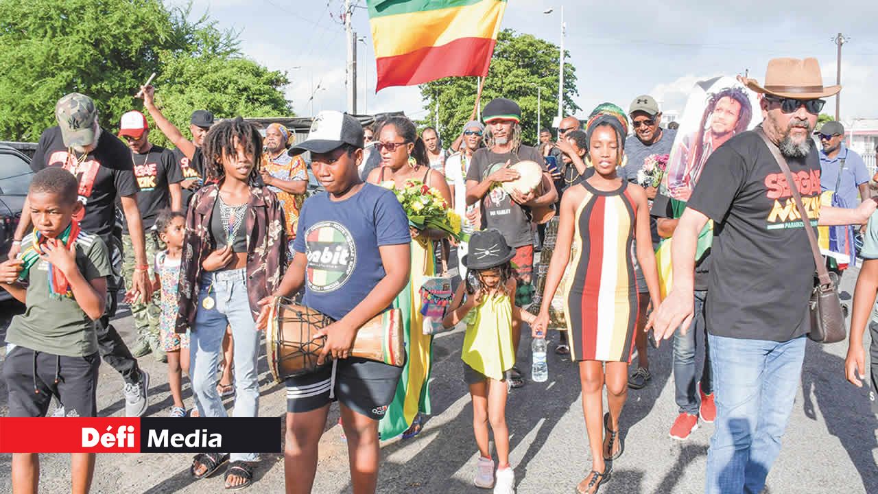 À 16 h 30, la marche vers le cimetière de Roche-Bois a commencé, au son des percussions et en reprenant le morceau « Ras Kouyon ».