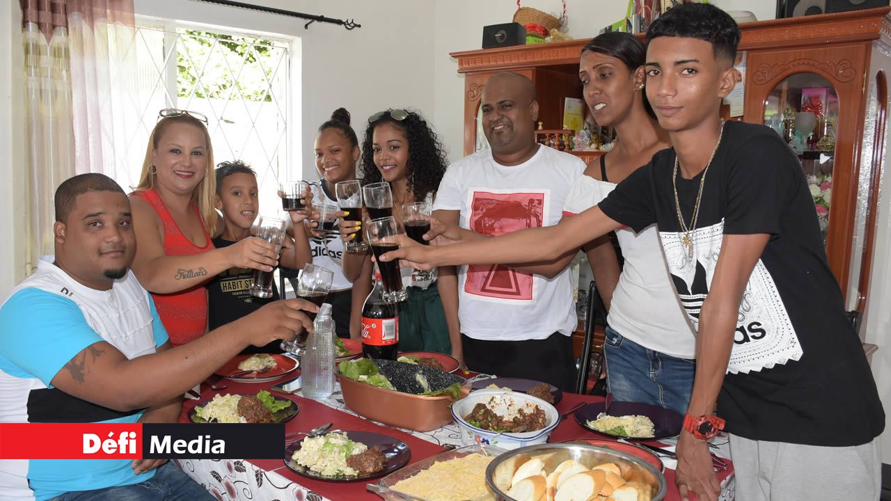 Les membres de la famille Joseph prennent la santé : une autre année de bonheur dans la foi. Les membres de la famille Joseph prennent la santé : une autre année de bonheur dans la foi.