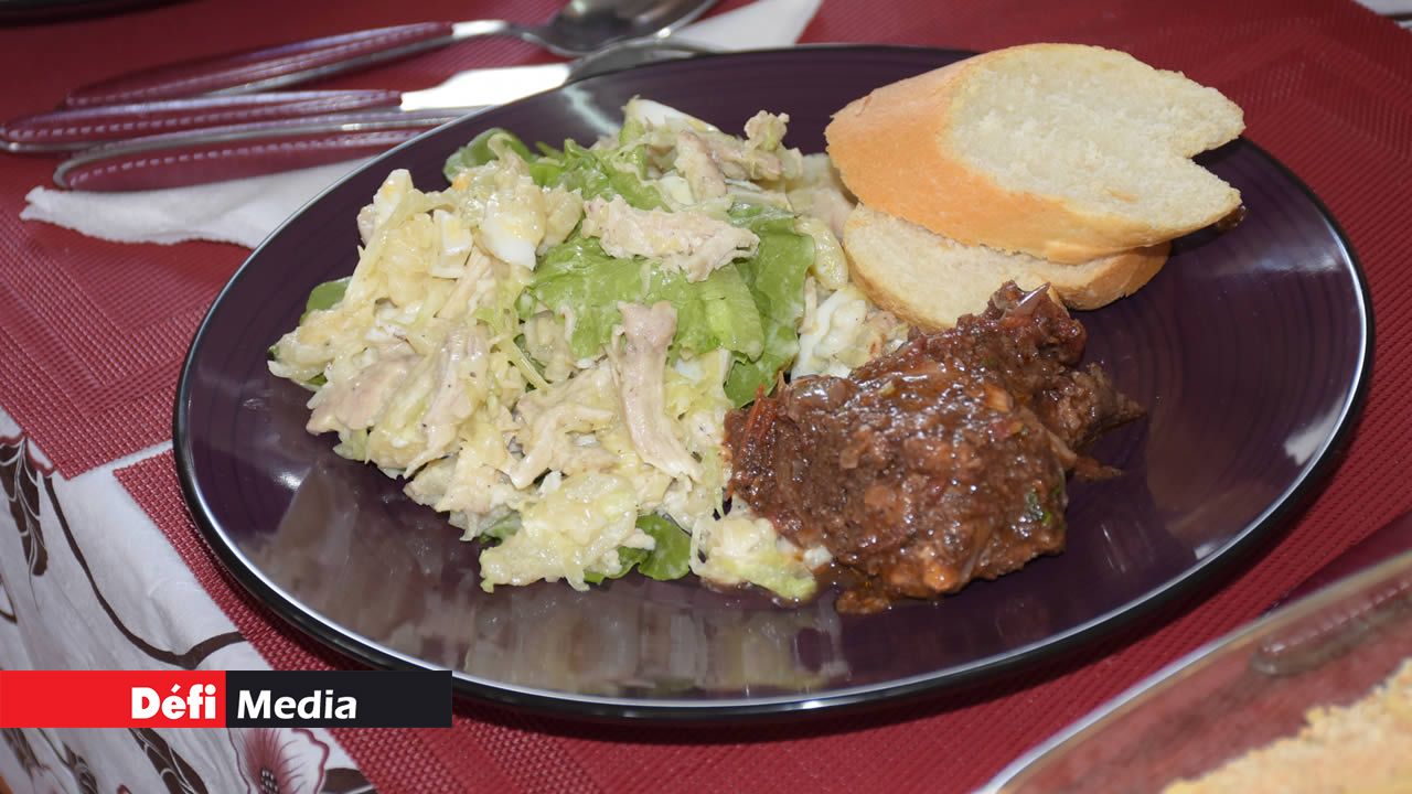 ... salade mixte au poulet, gratin de chouchou et du pain pour accompagner le tout. ... salade mixte au poulet, gratin de chouchou et du pain pour accompagner le tout.