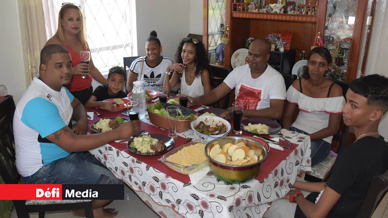 Tous les membres de la famille, grands ou petits réunis pour partager le repas sacré. Tous les membres de la famille, grands ou petits réunis pour partager le repas sacré.