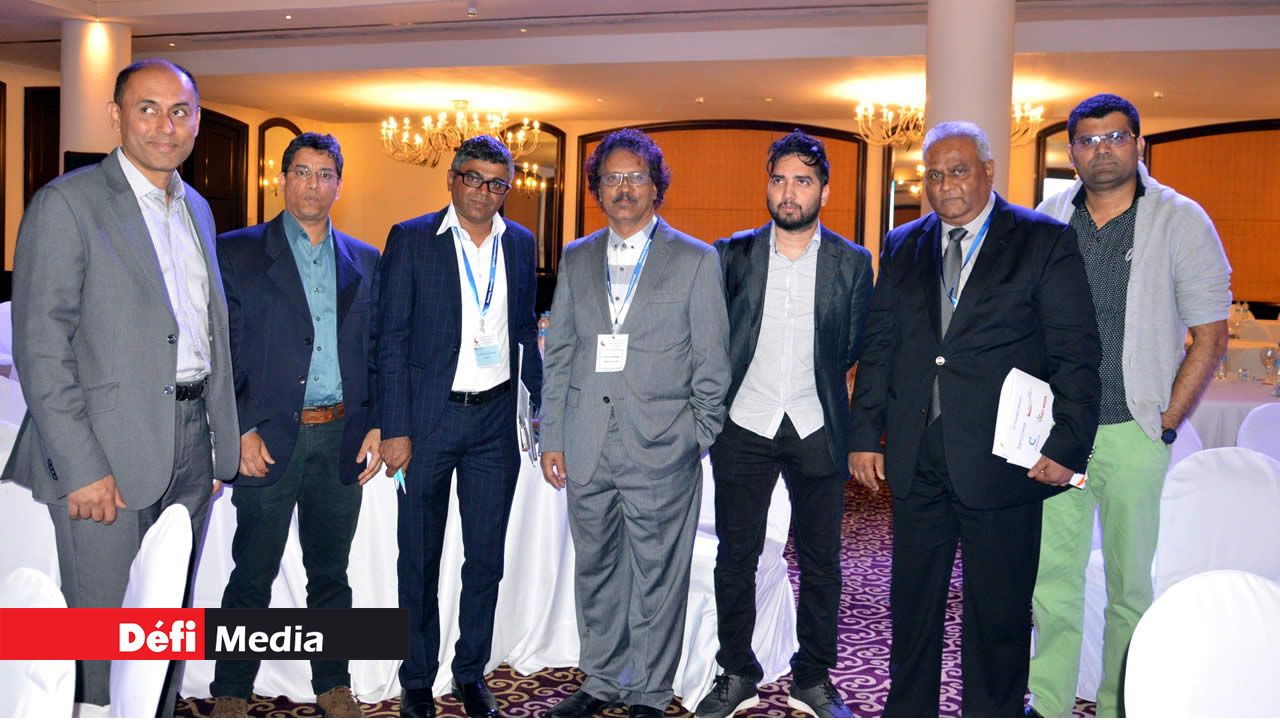 Le directeur du Défi Media Group, Ehshan Kodarbux, parmi les partenaires locaux. Innovation