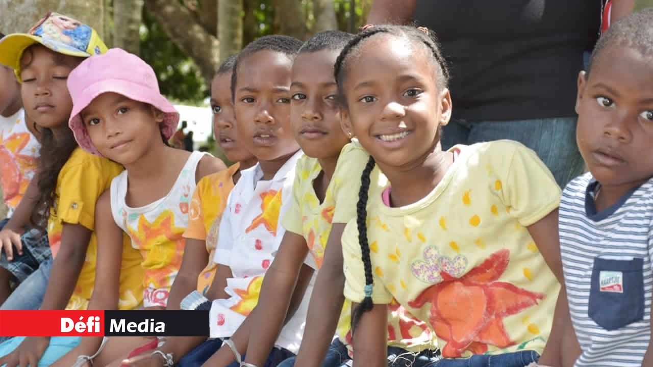 Des enfants de divers quartiers étaient au rendez-vous. Journée mondiale du refus de la misère