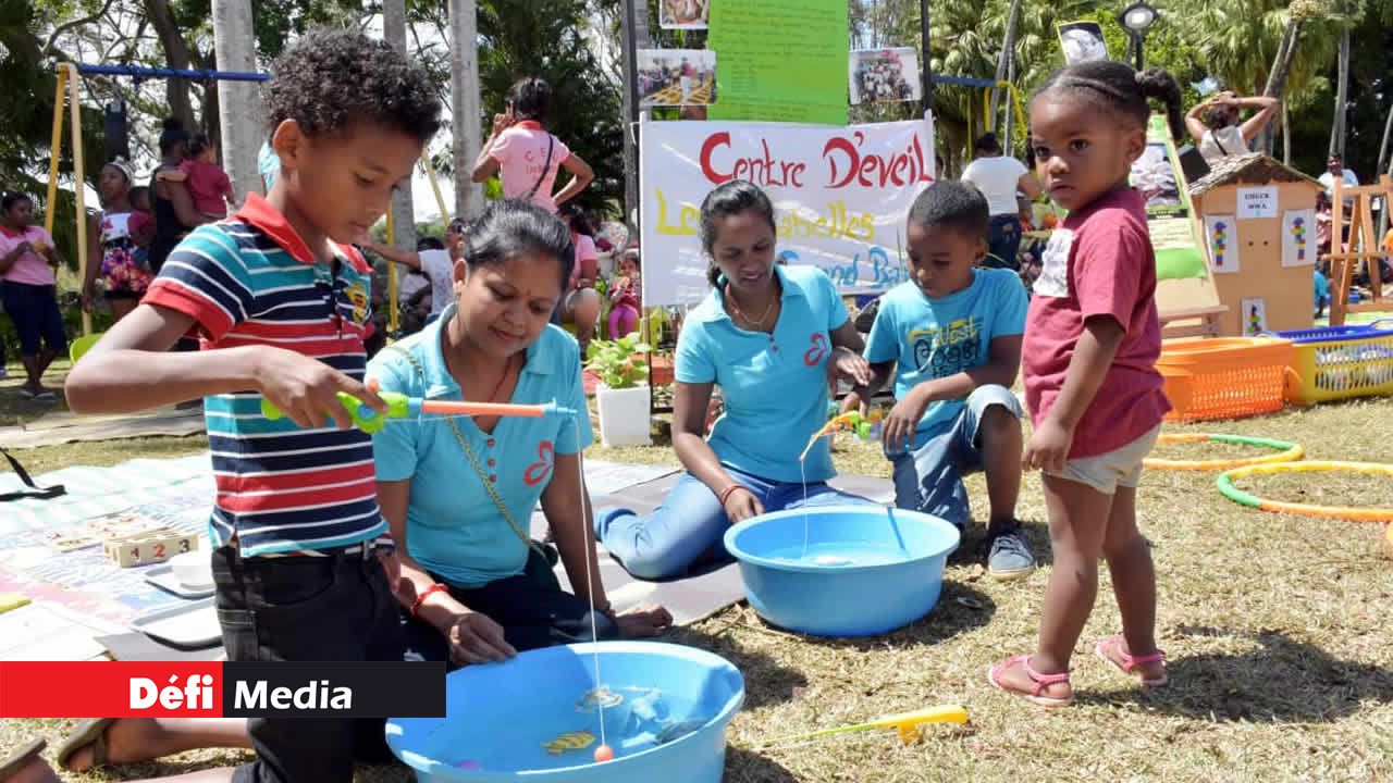 Plusieurs enfants ont été pris au jeu… avec une bonne partie de pêche. Journée mondiale du refus de la misère