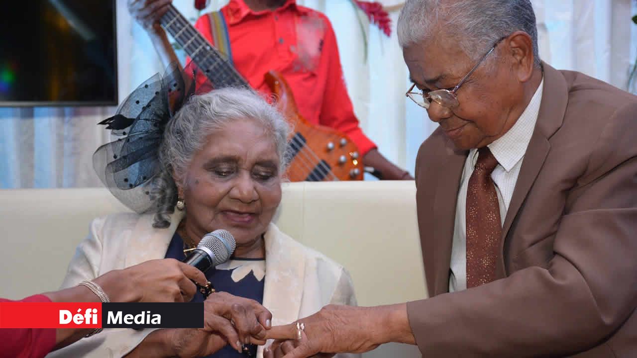 En 2017, à l’occasion de la Fête de l’amour, Radio Plus avait célébré les 65 ans de vie commune de Simon et Arlette Ah Tong (noces de brillant ou de palissandre) ainsi qu’une cérémonie de renouvellement de vœux du couple. Saint-Valentin