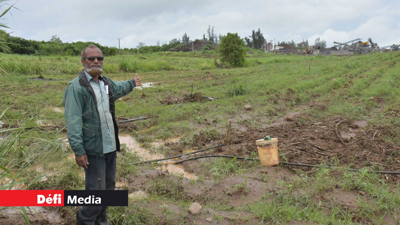 Gorahbye Maudarbocus qui montre l’étendue des dégâts. Inondations et colère