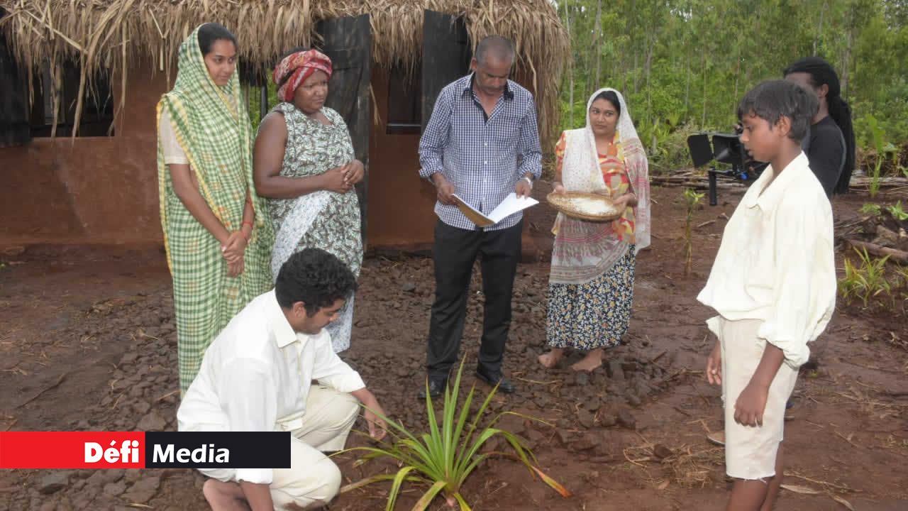 Sada Rajiah explique la première scène aux protagonistes. SAJ
