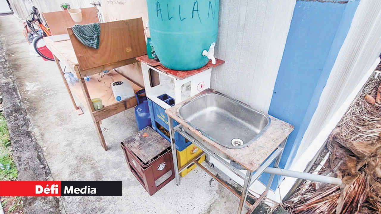 L’état dans lequel vit l’enseignant est décrié par de nombreux habitants.