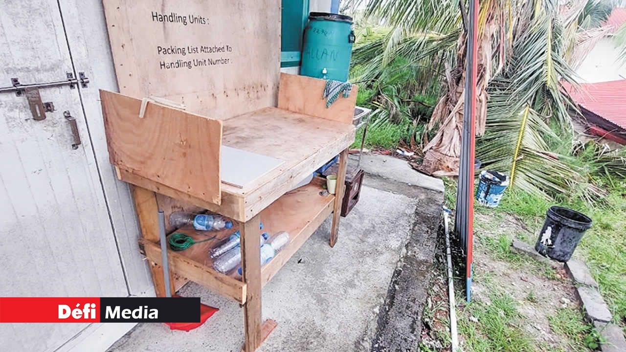 L’enseignant a dû construire une cuisine de fortune à l’aide des moyens disponibles.