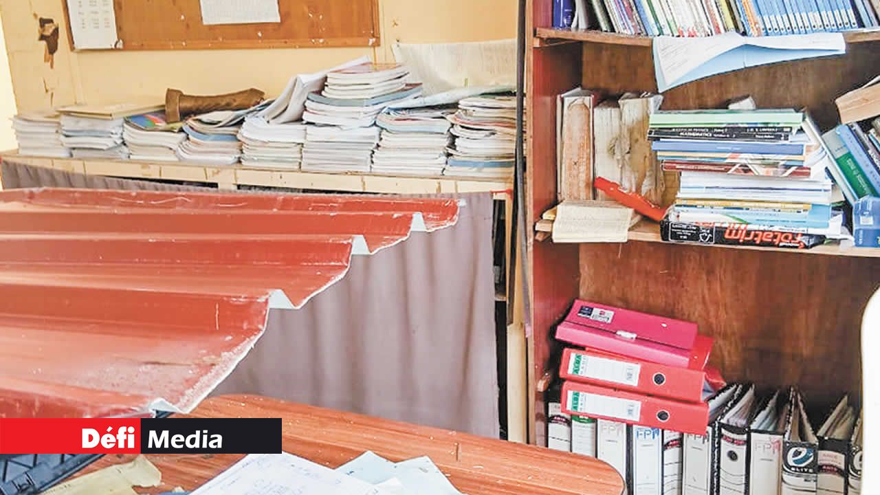 Manuels, ordinateurs ainsi que des meubles sont complètements abîmés.