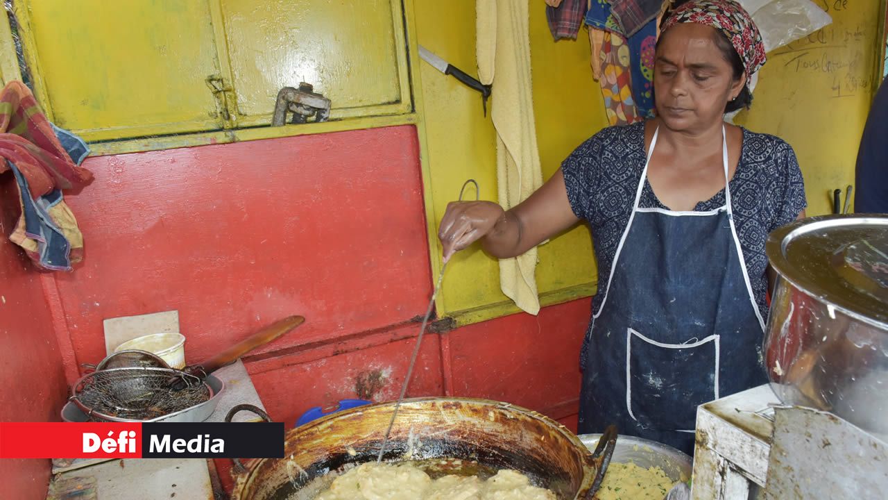 Des pâtes préparées à son domicile sont mises dans l’huile chaude  pour la friture.