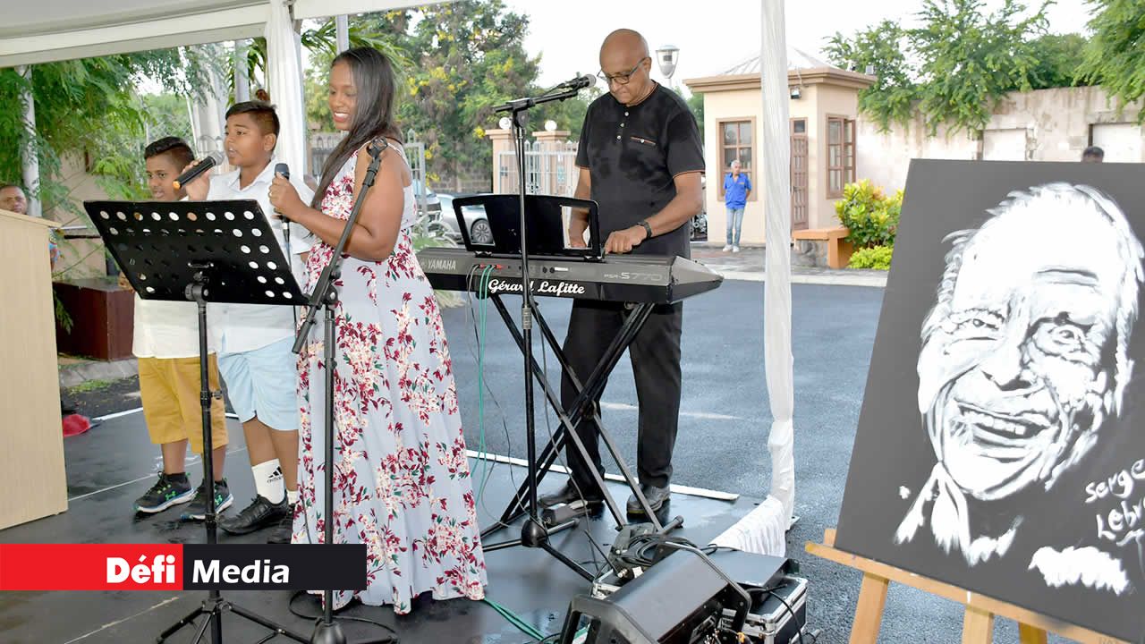 Le Dr Deeksha Abelak a rendu hommage au défunt ségatier légendaire Serge Lebrasse avant le vernissage.