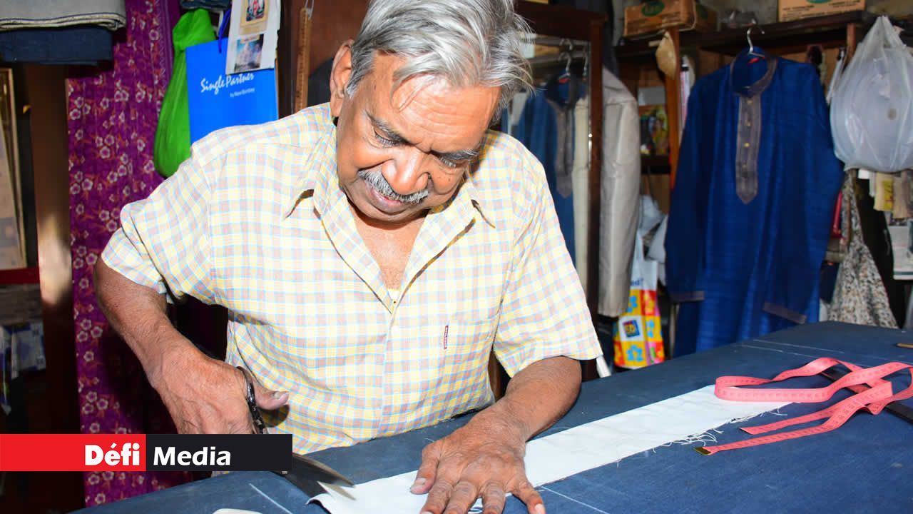 Couper dans le tissus pour la forme. Couper dans le tissus pour la forme.