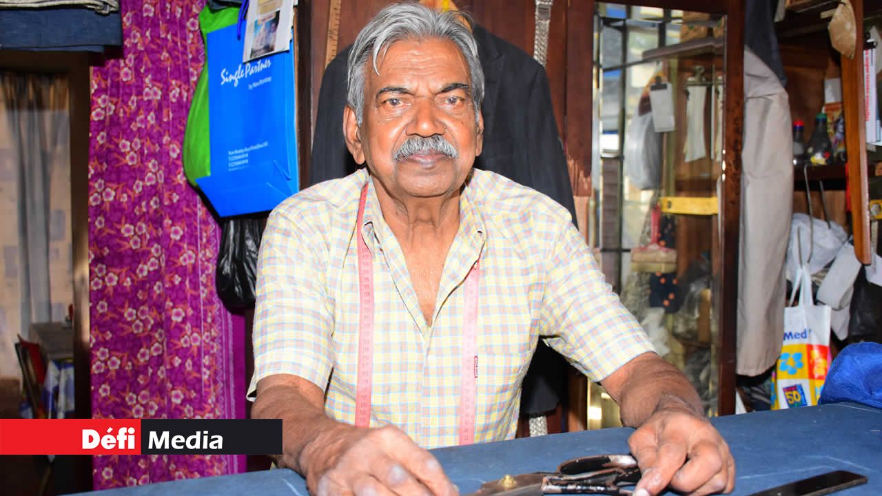 À 89 ans, Dahianan Bhunjun, tailleur, a confectionné des centaines de complets pour hommes. À 89 ans, Dahianan Bhunjun, tailleur, a confectionné des centaines de complets pour hommes.
